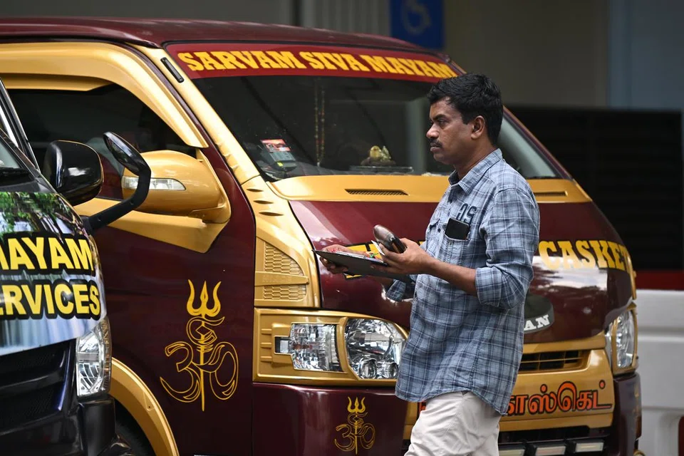 URUS MAYAT: Encik Raja Manickam di kawasan luar Bilik Mayat Hospital Besar Singapura pada 16 Jun 2023 untuk mengambil mayat pekerja muda itu.