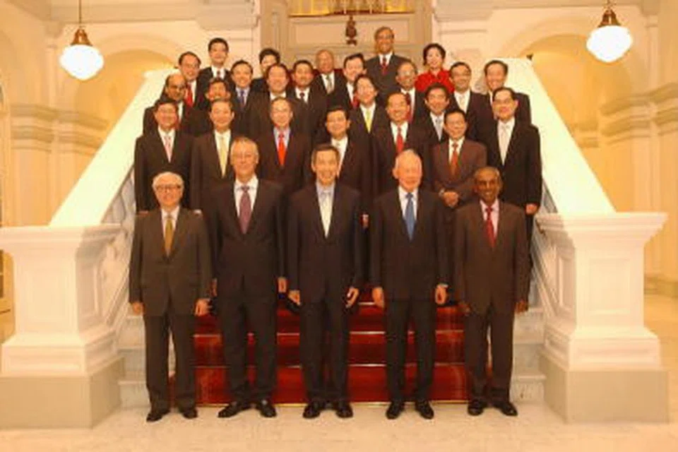 Encik Lee Hsien Loong (tengah, barisan depan) bergambar bersama Kabinet barunya selepas upacara angkat sumpah. 
