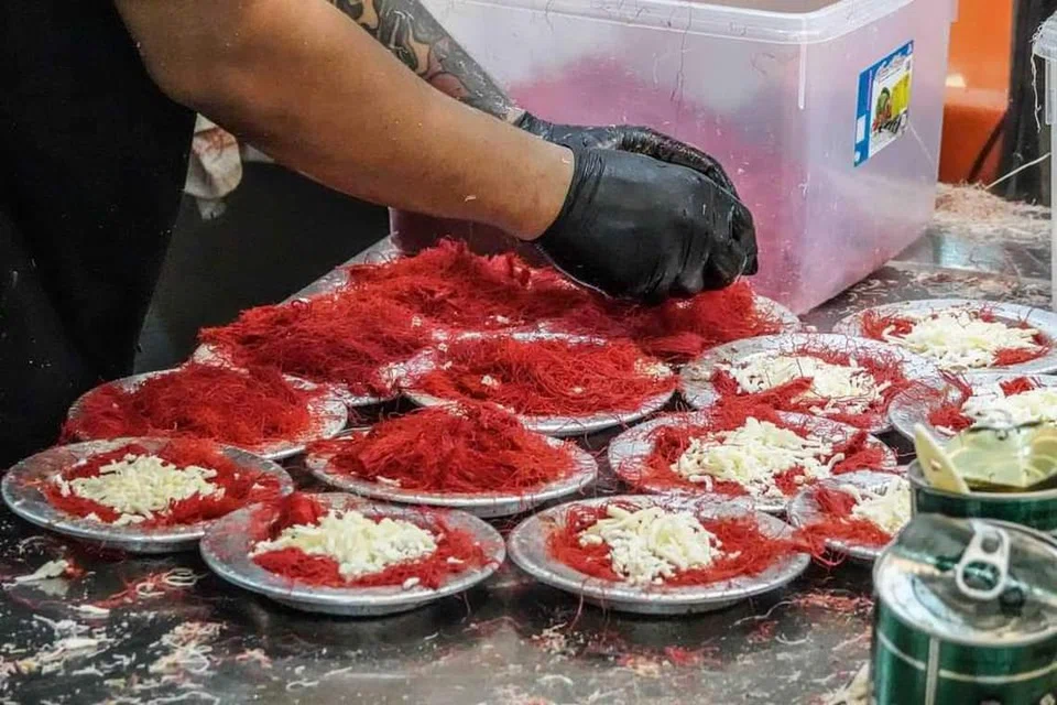 Kakitangan Mangobossku kelihatan menyediakan ‘kunafa’ dengan menggunakan tepung ‘kataifi’ berperisa ‘red velvet’ serta keju.