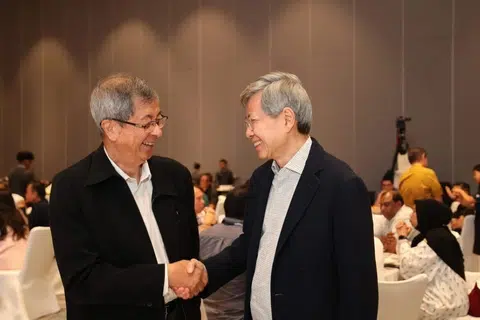 Encik Tan Hee Teck (kanan) akan mengambil alih teraju daripada mantan  menteri Kabinet, Encik Lim Boon Heng.