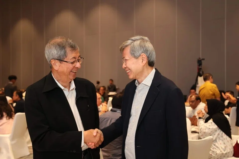 Encik Tan Hee Teck (kanan) akan mengambil alih teraju daripada mantan  menteri Kabinet, Encik Lim Boon Heng.