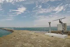 PANTAU PARAS LAUT: Satu daripada sembilan stesen Rangkaian Rujukan Penentududukan Satelit Singapura (SiReNT) kendalian SLA. - Foto SLA