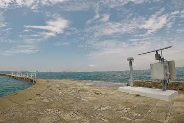 PANTAU PARAS LAUT: Satu daripada sembilan stesen Rangkaian Rujukan Penentududukan Satelit Singapura (SiReNT) kendalian SLA. - Foto SLA