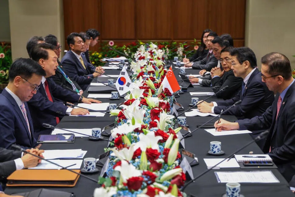 Perdana Menteri, Encik Lawrence Wong (dua dari kanan), Menteri Kedua (Pendidikan dan Ehwal Luar), Dr Mohamad Maliki Osman (tiga dari kanan), dan rombongan dari Singapura mengadakan mesyuarat dengan Presiden Korea Selatan, Encik Yoon Suk Yeol (dua dari kiri) bersama delegasinya.