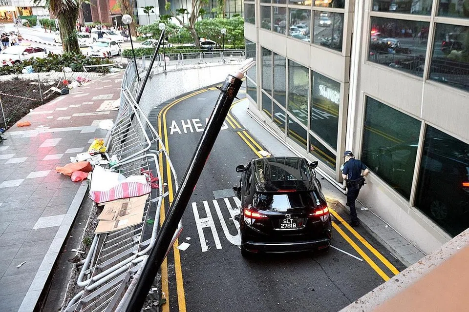 DIDAKWA: Chong Kim Hoe menghadapi tiga tuduhan kerana memandu dengan berbahaya dalam kemalangan di Lucky Plaza tahun lalu (atas). Dua orang pembantu rumah terkorban dalam nahas tersebut. Ikat jamin Chong telah ditetapkan $15,000 dan persidangan pra-perbicaraannya akan diadakan pada 25 September. - Foto fail 