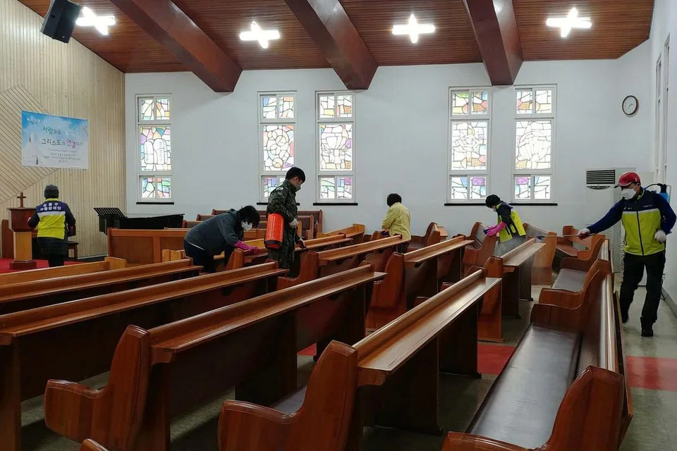 TINGKAT KEBERSIHAN: Penduduk membersihkan sebuah gereja di Korea Selatan.