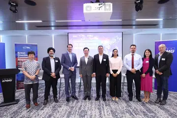 (Dari kiri) Naib presiden kanan dan ketua Asia Tenggara dan Oceania EDB, Encik Herman Loh; ahli Lembaga BMCC dan ketua pegawai eksekutif kumpulan syarikat M&N, Encik Sukhbir Singh; pengarah eksekutif Dewan Perniagaan Britain di Singapura, Encik David Kelly; Menteri Negara (Perdagangan dan Perusahaan merangkap Pembangunan Negara), Encik Alvin Tan; rakan kongsi  kumpulan pasaran modal KPMG di Singapura, Encik Yap Wee Kee; pakar ekonomi kanan Asean di OCBC, Cik Lavanya Venkateswaran; ketua bahagian pergerakan Santa Fe Relocation; Encik Tobias Dietrich; pengarah projek JS-SEZ EDB, Cik Esther Teo; dan penolong pengetua ketua perancangan perniagaan Asia Tenggara di Arup, Encik Tony Chan; sesi perbincangan yang mendalami pelancaran JS-SEZ pada pagi 18 September di Asia Tower Square 2.