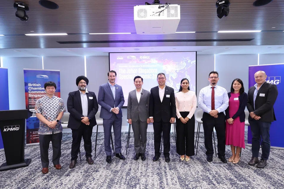 (Dari kiri) Naib presiden kanan dan ketua Asia Tenggara dan Oceania EDB, Encik Herman Loh; ahli Lembaga BMCC dan ketua pegawai eksekutif kumpulan syarikat M&N, Encik Sukhbir Singh; pengarah eksekutif Dewan Perniagaan Britain di Singapura, Encik David Kelly; Menteri Negara (Perdagangan dan Perusahaan merangkap Pembangunan Negara), Encik Alvin Tan; rakan kongsi  kumpulan pasaran modal KPMG di Singapura, Encik Yap Wee Kee; pakar ekonomi kanan Asean di OCBC, Cik Lavanya Venkateswaran; ketua bahagian pergerakan Santa Fe Relocation; Encik Tobias Dietrich; pengarah projek JS-SEZ EDB, Cik Esther Teo; dan penolong pengetua ketua perancangan perniagaan Asia Tenggara di Arup, Encik Tony Chan; sesi perbincangan yang mendalami pelancaran JS-SEZ pada pagi 18 September di Asia Tower Square 2.