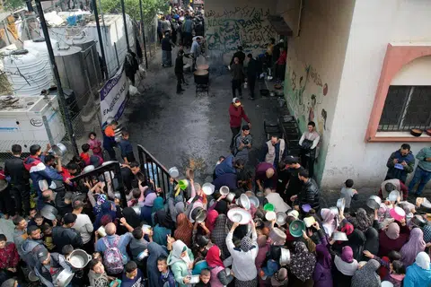 SEKAT MAKANAN: Para penduduk Palestin berasak-asak bagi mendapatkan makanan yang diagihkan oleh sebuah badan amal di Rafah, selatan Gaza pada 17 Disember.