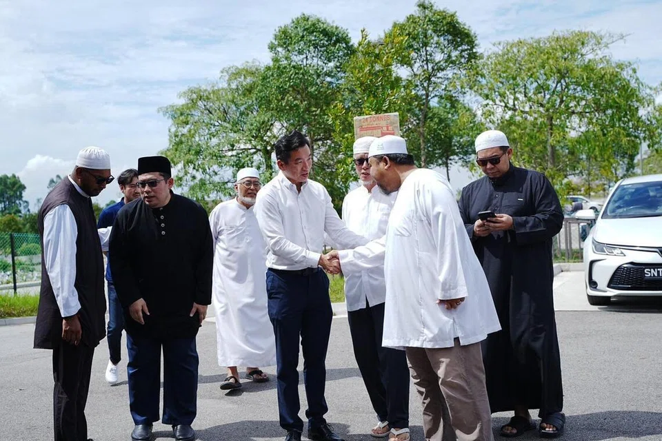 Setiausaha Parlimen Kanan (Pembangunan Sosial dan Keluarga) merangkap Anggota Parlimen Queenstown, Encik Eric Chua (tengah, berkemeja putih), turut hadir di ruang persiapan pengebumian pada 27 Februari, sekitar 3 petang. 