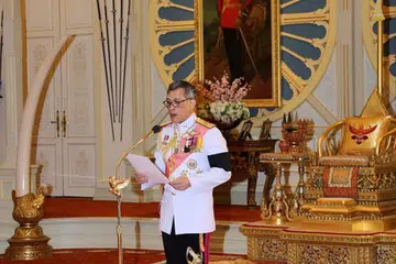 UCAPAN DIRAJA: Raja Maha Vajiralongkorn Bodindradebayavarangkun berucap setelah menerima pelantikan sebagai Raja Thailand yang baru menggantikan bapanya, Raja Bhumibol Adulyadej. - Foto REUTERS