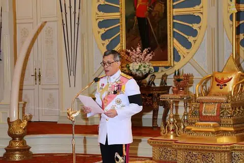 UCAPAN DIRAJA: Raja Maha Vajiralongkorn Bodindradebayavarangkun berucap setelah menerima pelantikan sebagai Raja Thailand yang baru menggantikan bapanya, Raja Bhumibol Adulyadej. - Foto REUTERS