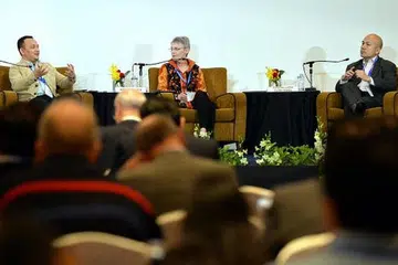 LIBATKAN BELIA PERANGI IS: (Dari kiri) Dr Maszlee Malik, Cik Sidney Jones dan moderator sesi, Dekan Sekolah Pengajian Antarabangsa S. Rajaratnam, Universiti Teknologi Nanyang, Profesor Joseph Liow Chin Yong, dalam sesi 'Memahami Ekstremisme dan Akibatnya di Asia Tenggara', dalam 'Forum Pandangan Serantau 2016' di Hotel Shangri-La semalam. - Foto M.O. SALLEH