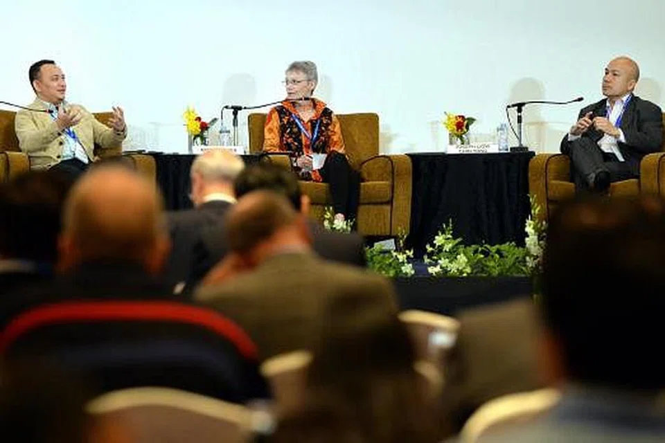 LIBATKAN BELIA PERANGI IS: (Dari kiri) Dr Maszlee Malik, Cik Sidney Jones dan moderator sesi, Dekan Sekolah Pengajian Antarabangsa S. Rajaratnam, Universiti Teknologi Nanyang, Profesor Joseph Liow Chin Yong, dalam sesi 'Memahami Ekstremisme dan Akibatnya di Asia Tenggara', dalam 'Forum Pandangan Serantau 2016' di Hotel Shangri-La semalam. - Foto M.O. SALLEH