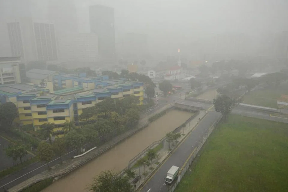 DINAIKI AIR: Beberapa kawasan termasuk Longkang Besar Rochor dan kawasan Universiti Teknologi Nanyang (NTU) dinaiki air pada Sabtu. - Foto-foto SHINTARO TAY, PEMBACA ST