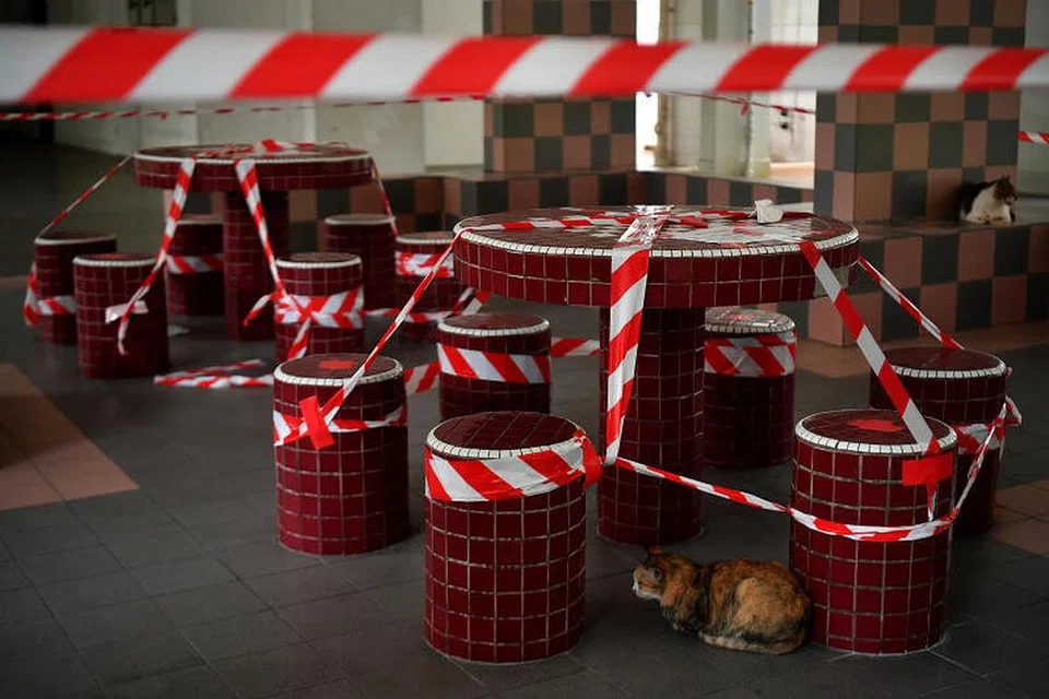 GARA-GARA COVID-19: Tempat duduk di kolong blok dikepung dan orang ramai tidak lagi dibenarkan duduk di sana sebagai sebahagian usaha Singapura mengekang penularan wabak Covid-19. - Foto LIM YAOHUI