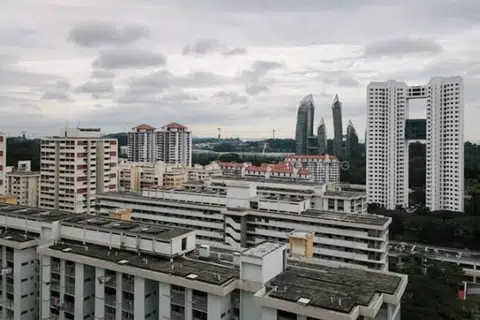 Ejen hartanah itu berkata flat ‘jumbo’ Lembaga Perumahan dan Pembangunan (HDB) seluas 1,465 kaki persegi itu berhampiran estet perumahan Berlayar yang bakal dibangunkan, sebahagian daripada Greater Southern Waterfront.