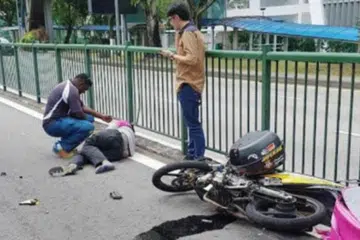 TERBARING KESAKITAN: Pekerja penghantaran makanan Foodpanda, Encik Muhammad Noor Hidayat Mohd Latiff, patah tulang paha kiri selepas terlibat dalam nahas jalan raya Khamis lalu di daerah Balestier. - Foto fail