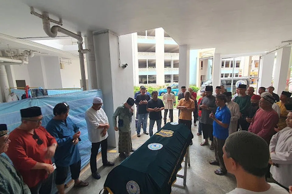 Ramai berkumpul di kolong Blok 469, Segar Road sebelum jenazah bekas kapten pasukan bola sepak Melayu Singapura, Rahmat Mawar, dibawa ke Masjid Al-Iman untuk disolatkan selepas solat Asar.