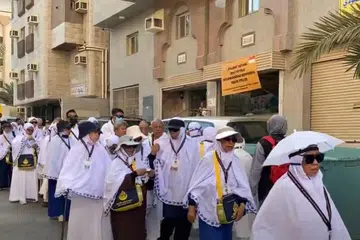 Panas dan kesesakan trafik tidak menghindari semangat jemaah Singapura untuk menunaikan haji.