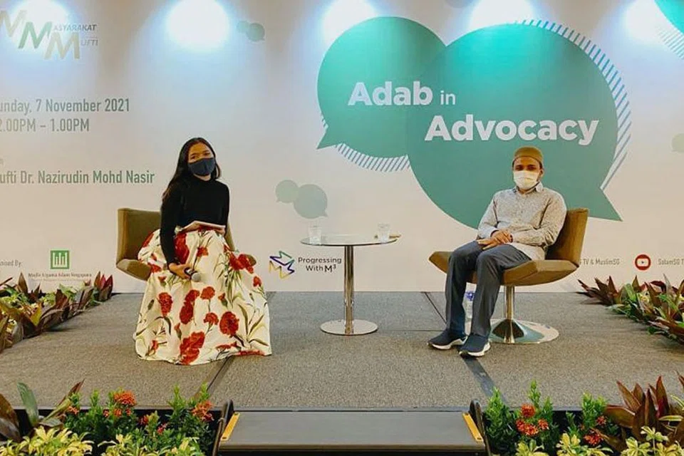 PELUANG KEEMASAN: Farisha menganggap peluang menjadi moderator dalam sesi perbincangan belia tentang adab dan advokasi di media sosial cukup berharga kerana banyak menerima pencerahan daripada Mufti Dr Nazirudin Mohd Nasir. - Foto ihsan FARISHA ISHAK 