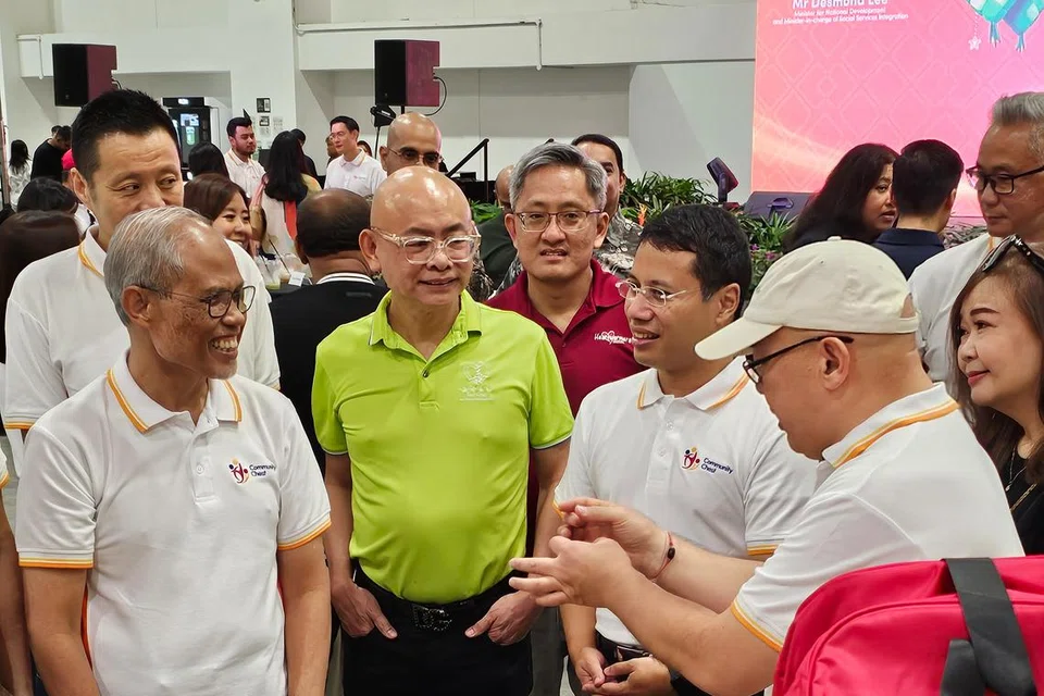 Menteri Pembangunan Sosial dan Keluarga Encik Masagos Zulkifli Masagos Mohamad (kiri) dan Menteri Pembangunan Negara Encik Desmond Lee (dua dari kanan) meninjau pakej perayaan untuk ‘Habuan Harapan 2025’ yang telah disediakan oleh Dana Masyarakat.