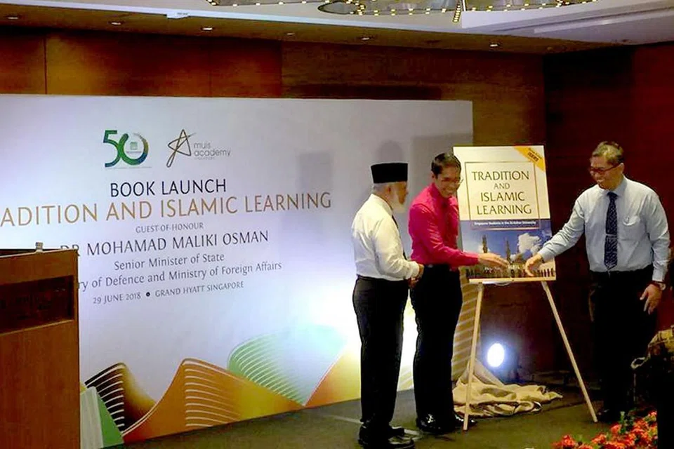 LANCAR BUKU PENYELIDIKAN: Majlis pelancaran buku yang ditulis zamil Iseas-Institut Yusof Ishak, Dr Norshahril Saat (kanan) , 'Tradition and Islamic Learning: Singapore Students in the Al-Azhar University' dilancarkan oleh Menteri Negara Kanan (Pertahanan merangkap Ehwal Luar), Dr Mohamad Maliki Osman, (tengah) sambil disaksikan oleh mantan Mufti Singapura, Shaikh Syed Isa Mohamed Semait. - Foto ISEAS-INSTITUT YUSOF ISHAK
