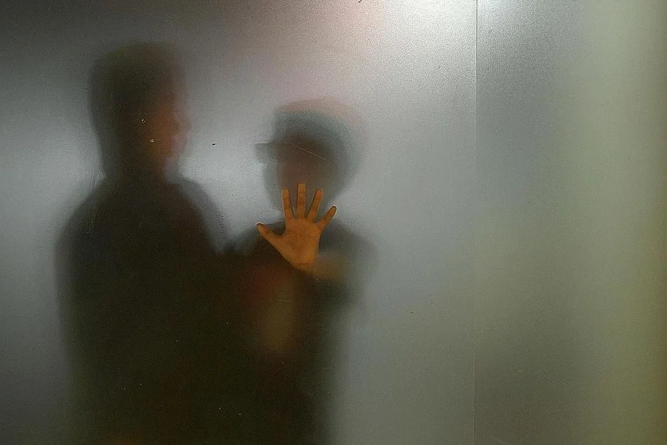SOKONGAN MASYARAKAT: Dani dan ibunya, Cik Sara (kedua-duanya nama samaran), antara keluarga yang meraih manfaat daripada Program Fairy Godparent dan hadir pada majlis penyampaian Anugerah Dermasiswa Persatuan Syarikat Kerjasama Perusahaan dan Perkhidmatan (Iscos) di Auditorium HDB Hub semalam. - Foto BH oleh NG SOR LUAN