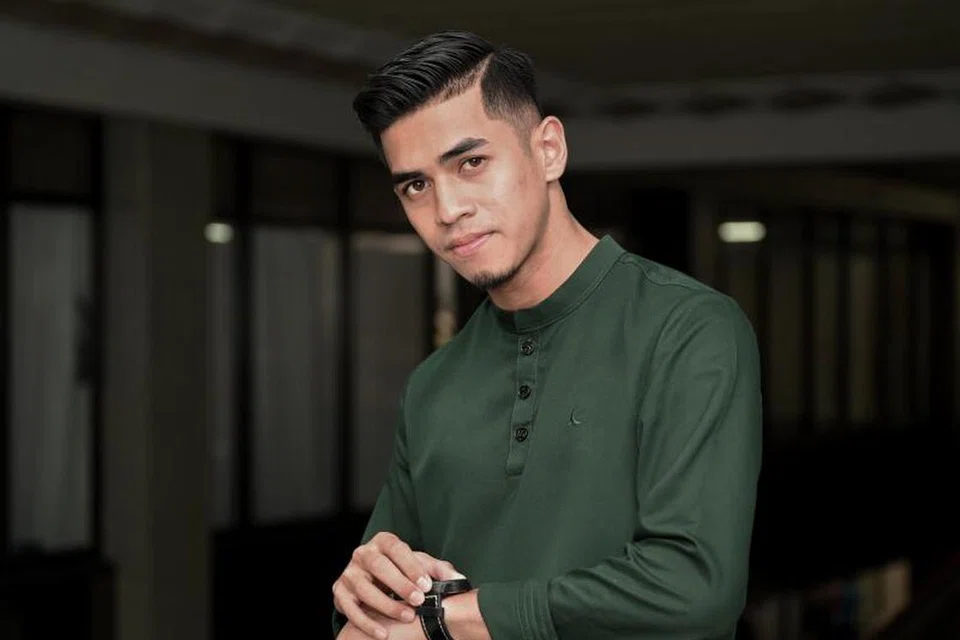 MINATI DUNIA KESENIAN: Selain mahir meniup seruling, Eman juga meminati lukisan mural dan aktif membuat persembahan seni jalanan (busking).  