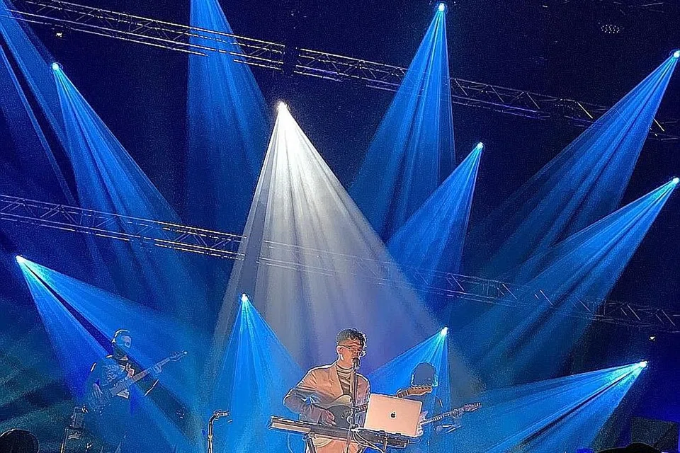 KEMBALI HIBURKAN PEMINAT: Sezairi tampil menggegarkan pentas Teater Sands di Marina Bay Sands dalam acara muzik terbesar Singapura, Back to Live, sejak tempoh pemutus rantaian jangkitan Covid-19 berkuatkuasa April lalu. - Foto BM oleh ANJALI RAGURAMAN