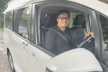 GIGIH MENCARI REZEKI: Pemandu kereta sewa privet (PHV), Encik Khamsidin Rashid berkata meskipun pendapatan yang diraihnya tidak menentu, namun beliau memastikan dirinya tetap menabung untuk waktu kecemasan.
