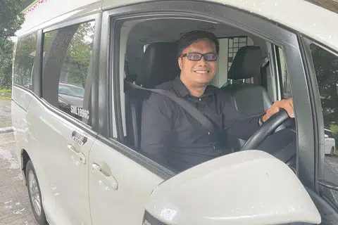 GIGIH MENCARI REZEKI: Pemandu kereta sewa privet (PHV), Encik Khamsidin Rashid berkata meskipun pendapatan yang diraihnya tidak menentu, namun beliau memastikan dirinya tetap menabung untuk waktu kecemasan.