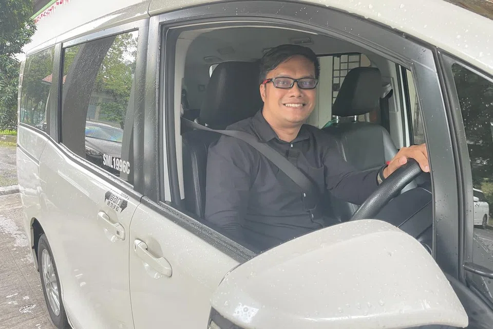 GIGIH MENCARI REZEKI: Pemandu kereta sewa privet (PHV), Encik Khamsidin Rashid berkata meskipun pendapatan yang diraihnya tidak menentu, namun beliau memastikan dirinya tetap menabung untuk waktu kecemasan.