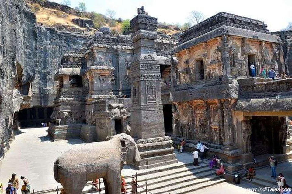 PAPAR SENI BERBILANG FAHAMAN: Gua Ellora merupakan gua dengan kerja seni berbilang fahaman - Buddha, Brahmanisme dan Jainisme.