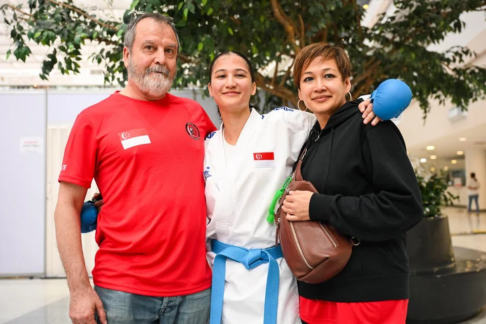 Atlet karate Singapura, Marissa Hafezan (tengah) bergambar bersama ibu dan ayahnya –Rosmawarni Zaman Hafezan (kanan) dan Siavosh Hafezan.