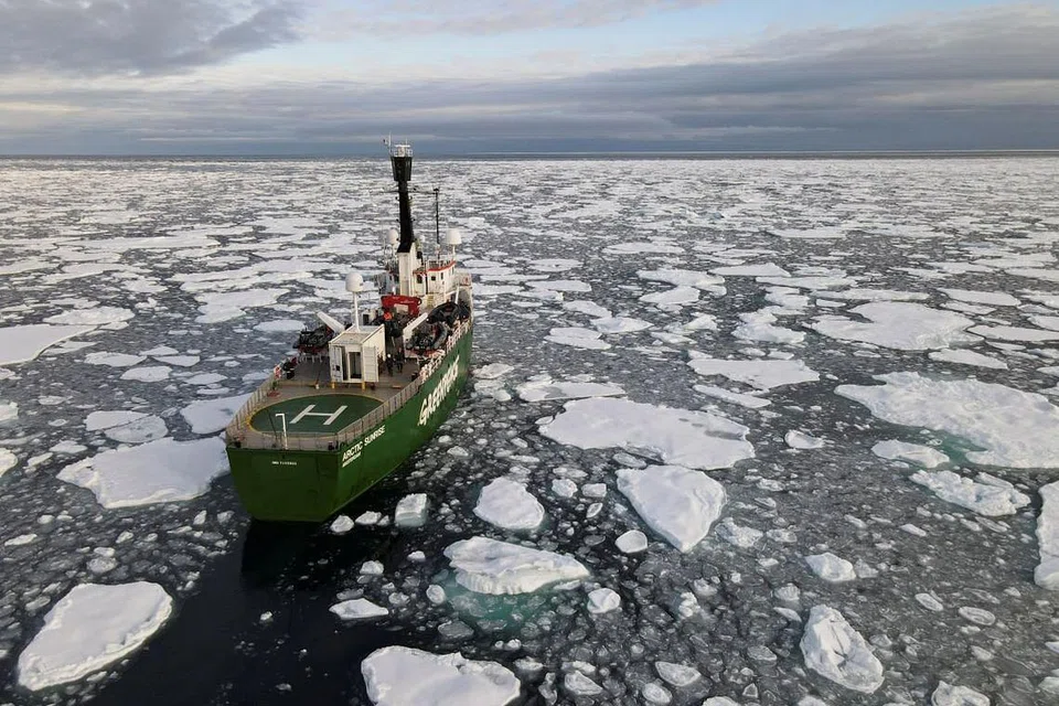 PEMANASAN GLOBAL: Kapal Arctic Sunrise, milik badan pemuliharaan alam Greenpeace, menyusur laluan penuh bongkahan ais di Lautan Artik yang dirakamkan pada 15 September lalu. - Foto REUTERS 