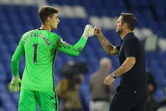 KEMENANGAN SELESA: Pengurus Frank Lampard merai kemenangan Chelsea bersama penjaga gol Kepa Arrizabalaga selepas wisel penamat. - Foto REUTERS 