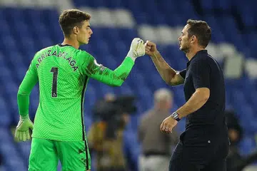KEMENANGAN SELESA: Pengurus Frank Lampard merai kemenangan Chelsea bersama penjaga gol Kepa Arrizabalaga selepas wisel penamat. - Foto REUTERS 