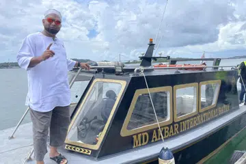 INGIN BANTU MASYARAKAT: Encik Muhamad Akbar Jalit menubuhkan syarikat Md Akbar International Batam sekitar setahun lalu demi membantu warga Singapura yang menghadapi situasi di mana ada ahli keluarga yang meninggal dunia di Batam atau kepulauan Riau lain. Syarikatnya membantu menguruskan jenazah dan kemudian menghantar jenazah kembali ke Singapura melalui bot laju.