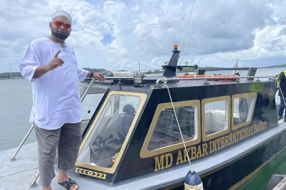 INGIN BANTU MASYARAKAT: Encik Muhamad Akbar Jalit menubuhkan syarikat Md Akbar International Batam sekitar setahun lalu demi membantu warga Singapura yang menghadapi situasi di mana ada ahli keluarga yang meninggal dunia di Batam atau kepulauan Riau lain. Syarikatnya membantu menguruskan jenazah dan kemudian menghantar jenazah kembali ke Singapura melalui bot laju.