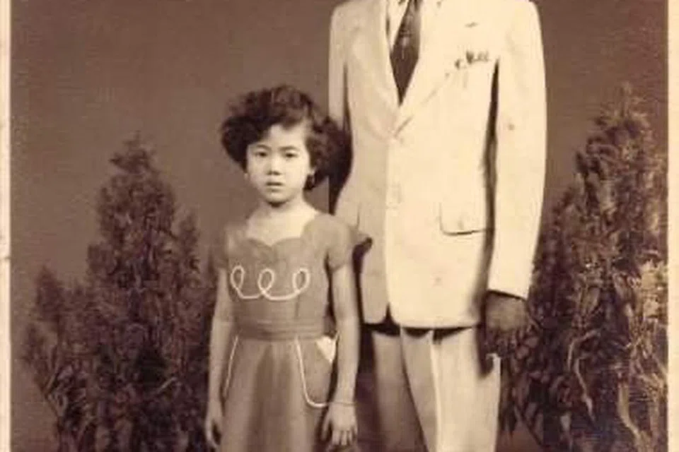 ANAK BAPA: Cik Jalaihamah atau nama sebenarnya, Tan Mong Shu, bersama bapa angkatnya, Encik Abdul Kareem Mohd Kassim, sewaktu beliau berumur sekitar lima tahun.