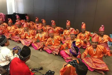 PERTANDINGAN HANGAT: Sebanyak 15 kumpulan akan berentap untuk tempat pertama di GeylangGang Dikir di WGS hari ini. - Foto KELANA PURBA