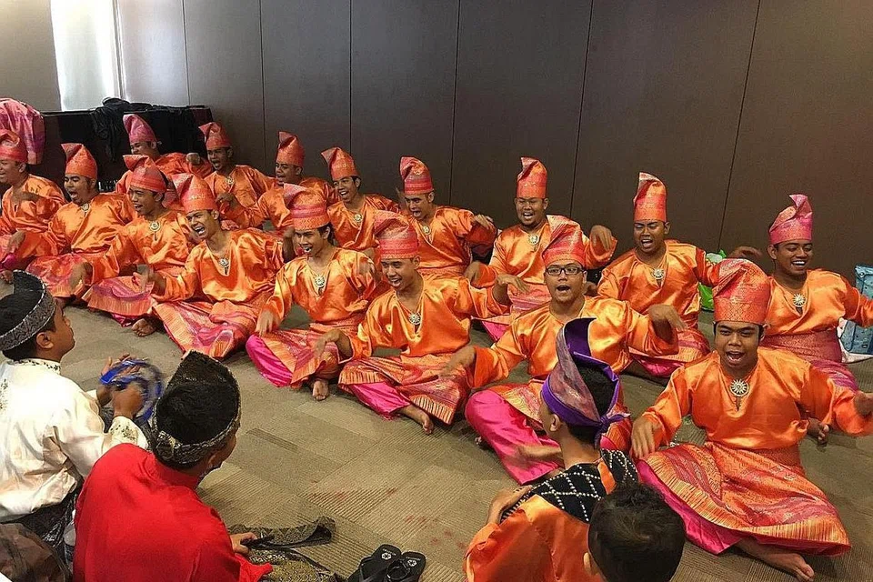 PERTANDINGAN HANGAT: Sebanyak 15 kumpulan akan berentap untuk tempat pertama di GeylangGang Dikir di WGS hari ini. - Foto KELANA PURBA