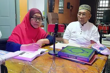 IKUTI KELAS AGAMA: Cik Aisah bersama suaminya Encik Sulong terus mengikuti kelas agama bagi menambah ilmu di dada. - Foto-foto Tabung Amal Aidilfitri (TAA). 