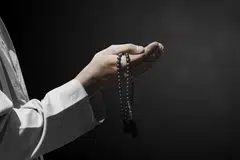 Ambillah langkah keselamatan yang wajar, berdoalah kepada Allah swt agar anda dilindungi, dan lawan rasa takut dengan memperkukuh kepercayaan anda kepada takdir.
