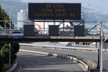 PANDU CERMAT JIWA SELAMAT: Papan tanda di lebuh raya utama yang lengang di Wellington, New Zealand, menasihati pemandu agar berbudi bahasa dan berhati-hati sedang negara itu melaksanakan perintah berkurung selama empat minggu bagi membendung penularan koronavirus.