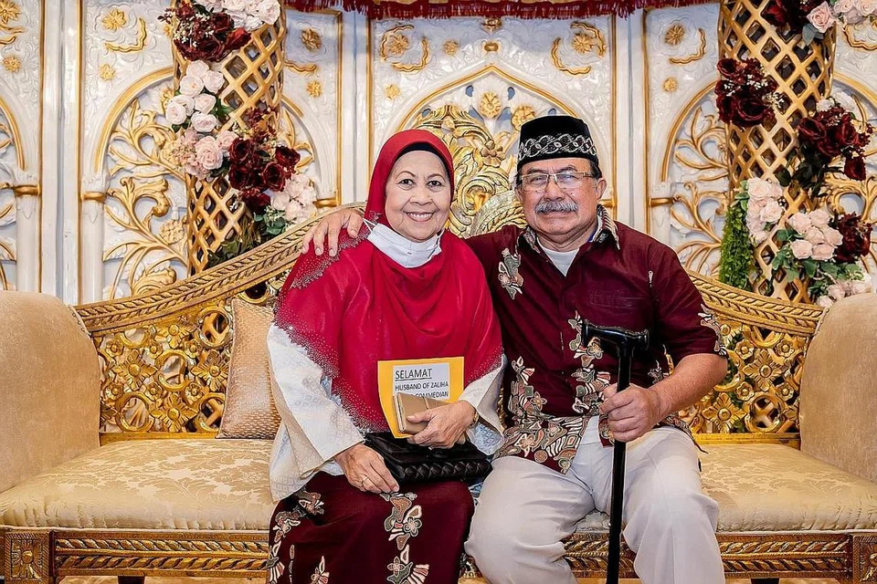 CERGASKAN MINDA: Pelawak Zaliha Hamid dan suami, pelakon Selamat Sunani, terus libatkan diri dalam projek lakonan iklan bagi aktifkan minda. Selamat diserang strok ketiga baru-baru ini setelah tugas sebagai pengangkat beg penumpang Scoot terjejas oleh Covid-19. - Foto BH oleh NUR DIYANA TAHA
