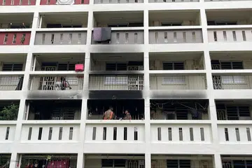 BERJAYA DIPADAMKAN: Penemuan awal menunjukkan kebakaran yang berlaku di sebuah unit tingkat tiga di Blok 63, Lorong 5 Toa Payoh, itu dipercayai berpunca daripada masalah elektrik.