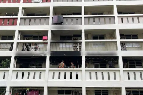 BERJAYA DIPADAMKAN: Penemuan awal menunjukkan kebakaran yang berlaku di sebuah unit tingkat tiga di Blok 63, Lorong 5 Toa Payoh, itu dipercayai berpunca daripada masalah elektrik.