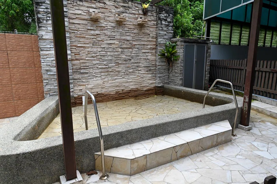 Tempat pancutan air menjadi ruang permainan untuk kanak-kanak sebagai antara kegiatan di prasekolah 7oaks Bukit Batok. 
